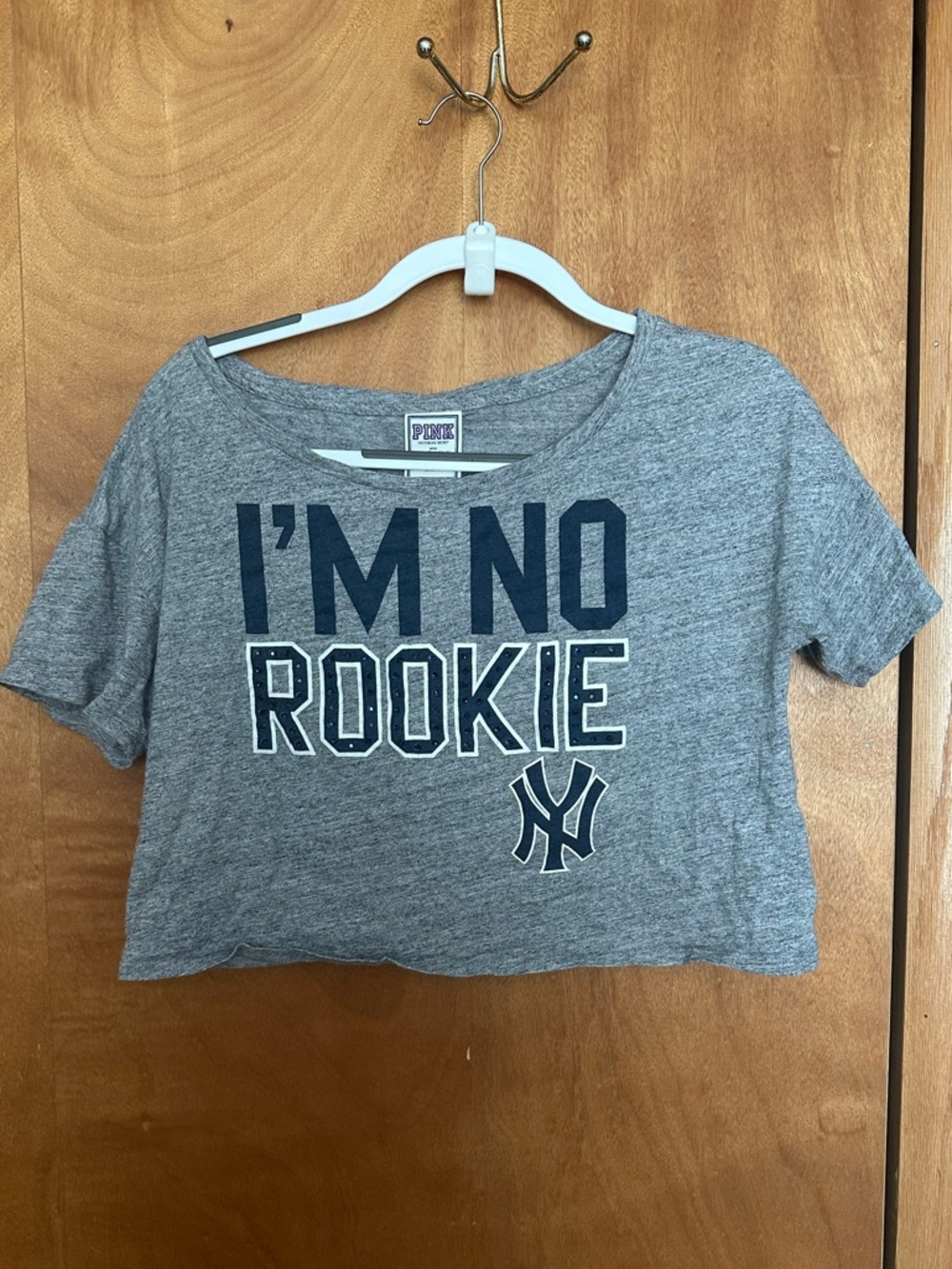 PINK Victoria's Secret Gray 'I'm No Rookie' NY Yankees Logo Crop Tee
